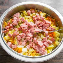 Варено-копченую колбасу режем кубиками. Варено-копченую колбасу режем кубиками.