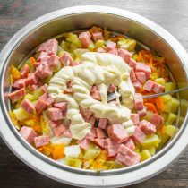 Приправляем салат майонезом. Приправляем салат майонезом.