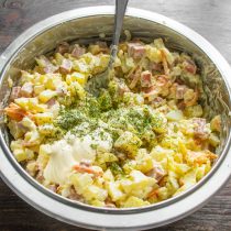 По вкусу солим, насыпаем чайную ложку сушеного укропа или столовую ложку мелко нарезанного свежего укропа. По вкусу солим, насыпаем чайную ложку сушеного укропа или столовую ложку мелко нарезанного свежего укропа.