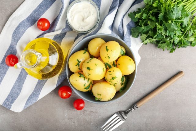 Остужённый картофель — пребиотик для кишечника, источник калия и витамина C. Главное — правильно готовить, без фритюра и лишнего масла.