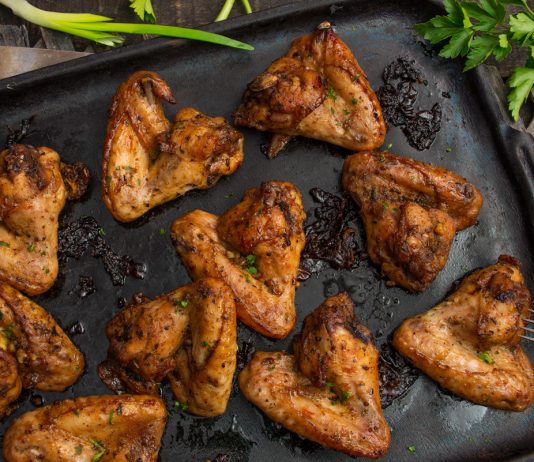 Куриные крылышки в медово-горчичном соусе в духовке