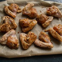 Прикрываем крылышки фольгой и ставим в раскаленную духовку на 40 минут.