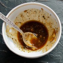 Процеживаем 2 столовые ложки оставшегося маринада, смешиваем с небольшим количеством мёда.