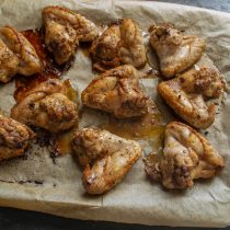 Через 40 минут достаём противень из духовки, снимаем фольгу.