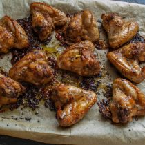 Возвращаем противень в раскаленную духовку на 10 минут, можно поставить под гриль.