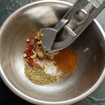 Делаем маринад для куриных крылышек.