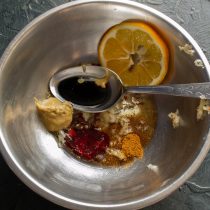 Добавляем мёд и сливовый джем.