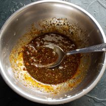 Наливаем растительное масло, хорошо перемешиваем.