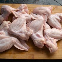 Крылышки моем тщательно.