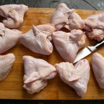 Кончик крыла ломаем по суставу и всовываем в разрез.