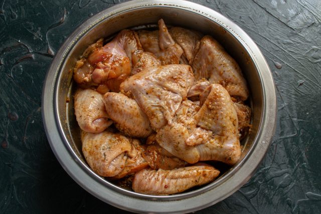 Хорошо перемешиваем, чтобы медово-горчичный маринад покрыл крылышки со всех сторон.