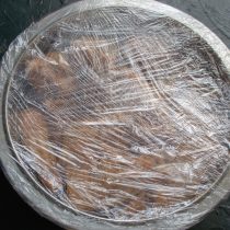 Затягиваем миску пищевой пленкой и убираем на нижнюю полку холодильника на 10-12 часов.