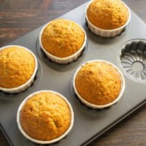 Ставим форму с маффинами в раскаленный духовой шкаф, выпекаем 20-22 минуты.