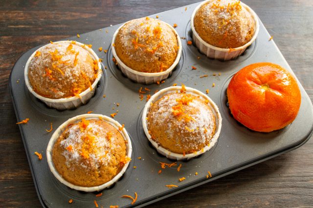 Растаявшее масло размазываем по верхушке силиконовой кисточкой, затем обмакиваем маффин в сахарный песок.