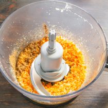 Перемалываем кожуру с сахарным песком несколько минут, насыпаем молотую корицу.