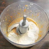 Насыпаем пшеничную муку и разрыхлитель теста (пекарский порошок).
