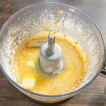 Смешиваем муку с жидкими ингредиентами, вливаем растопленное масло в чашу.