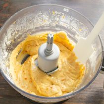 Замешиваем тесто 2-3 минуты.