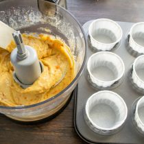 В металлическую форму с порционными ячейками вставляем бумажные капсулы для маффинов.