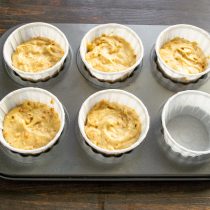 Наполняем маффины примерно наполовину, количество теста должно быть одинаковым.