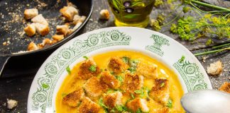 Морковный суп-пюре с сыром и гренками