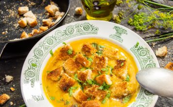 Морковный суп-пюре с сыром и гренками