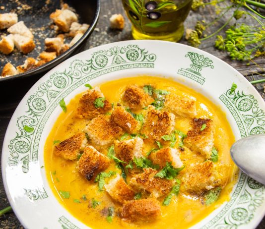 Морковный суп-пюре с сыром и гренками