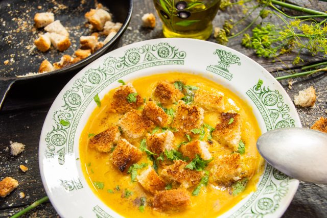 Морковный суп-пюре с сыром и гренками