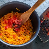 Прикладываем разрезом к тёрке и натираем прямо в кастрюлю.