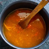 Обжариваем морковь с помидорами ещё несколько минут.