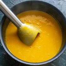 Готовим всем вместе 20 минут на небольшом огне, прикрыв кастрюлю крышкой.