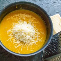 Натираем на мелкой терке сыр.