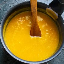 Перемешиваем деревянной лопаткой.