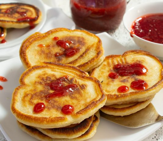Оладьи на кефире с клубничным киселем - Рецепты Оладьи на кефире с клубничным киселем