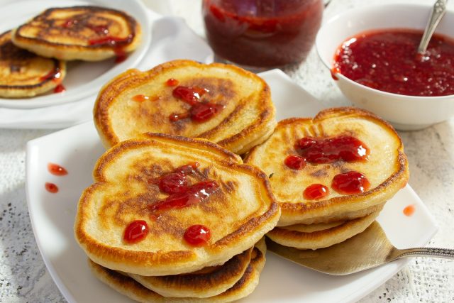 Оладьи на кефире с клубничным киселем
