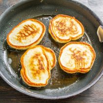 Поджариваем оладьи до золотистого цвета на небольшом огне.