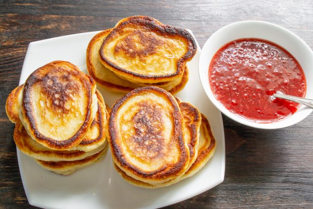 Подаем оладьи с холодным клубничным киселем.