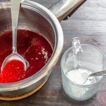 В чашку насыпаем картофельный крахмал.