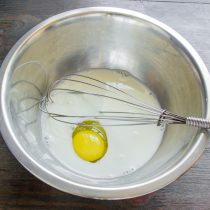 Готовим тесто для оладий.