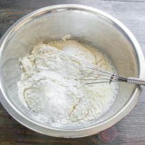 Пшеничную муку смешиваем с питьевой содой и пекарским порошком (разрыхлитель).