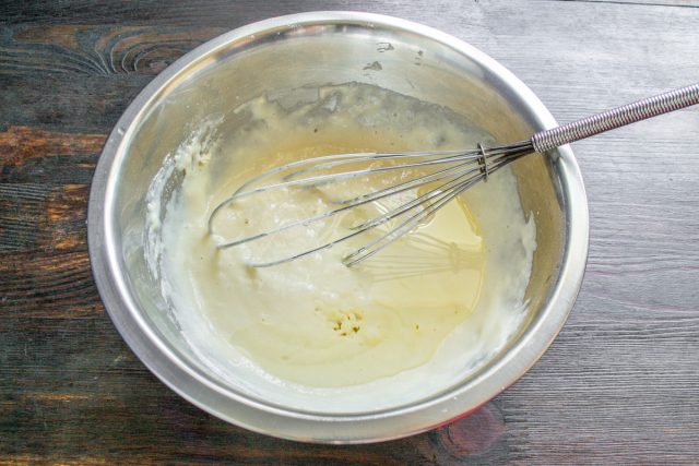 Смешиваем тесто, добавляем рапсовое масло и ещё раз все хорошо перемешиваем.