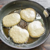 Столовой ложкой выкладываем порции теста на расстоянии друг от друга.