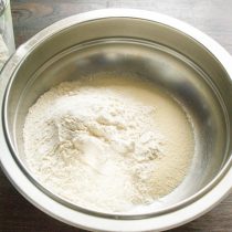 В миску насыпаем пшеничную муку высшего сорта и манную крупу. В миску насыпаем пшеничную муку высшего сорта и манную крупу.