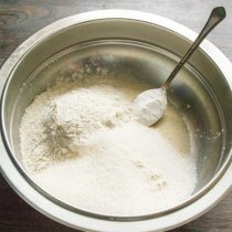 Насыпаем стакан мелкого белого сахара. Насыпаем стакан мелкого белого сахара.