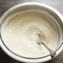 Тщательно перемешиваем сухие ингредиенты. Тщательно перемешиваем сухие ингредиенты.