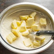Замороженное сливочное масло нарезаем небольшими кубиками. Замороженное сливочное масло нарезаем небольшими кубиками.