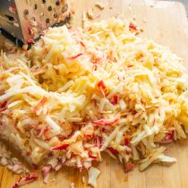 Натираем яблоки на крупной терке. Натираем яблоки на крупной терке.