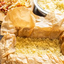 Насыпаем на дно формы примерно четверть сухой смеси, разравниваем. Насыпаем на дно формы примерно четверть сухой смеси, разравниваем.