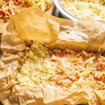 Сверху выкладываем четверть тертых яблок. Сверху выкладываем четверть тертых яблок.