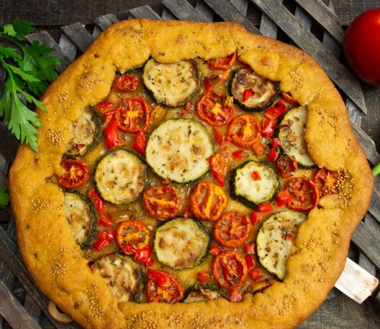 Постный пирог с кабачком, томатами и сладким перцем.